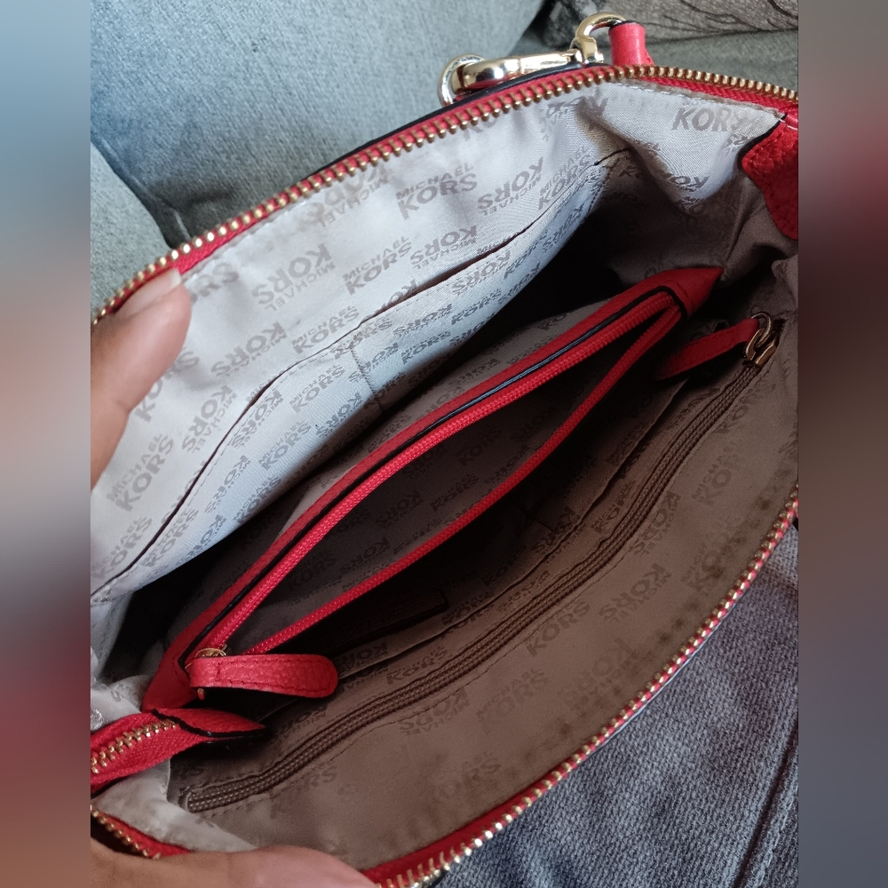 EUC Michael Kors Riley SATCHEL - Picture 5 of 15